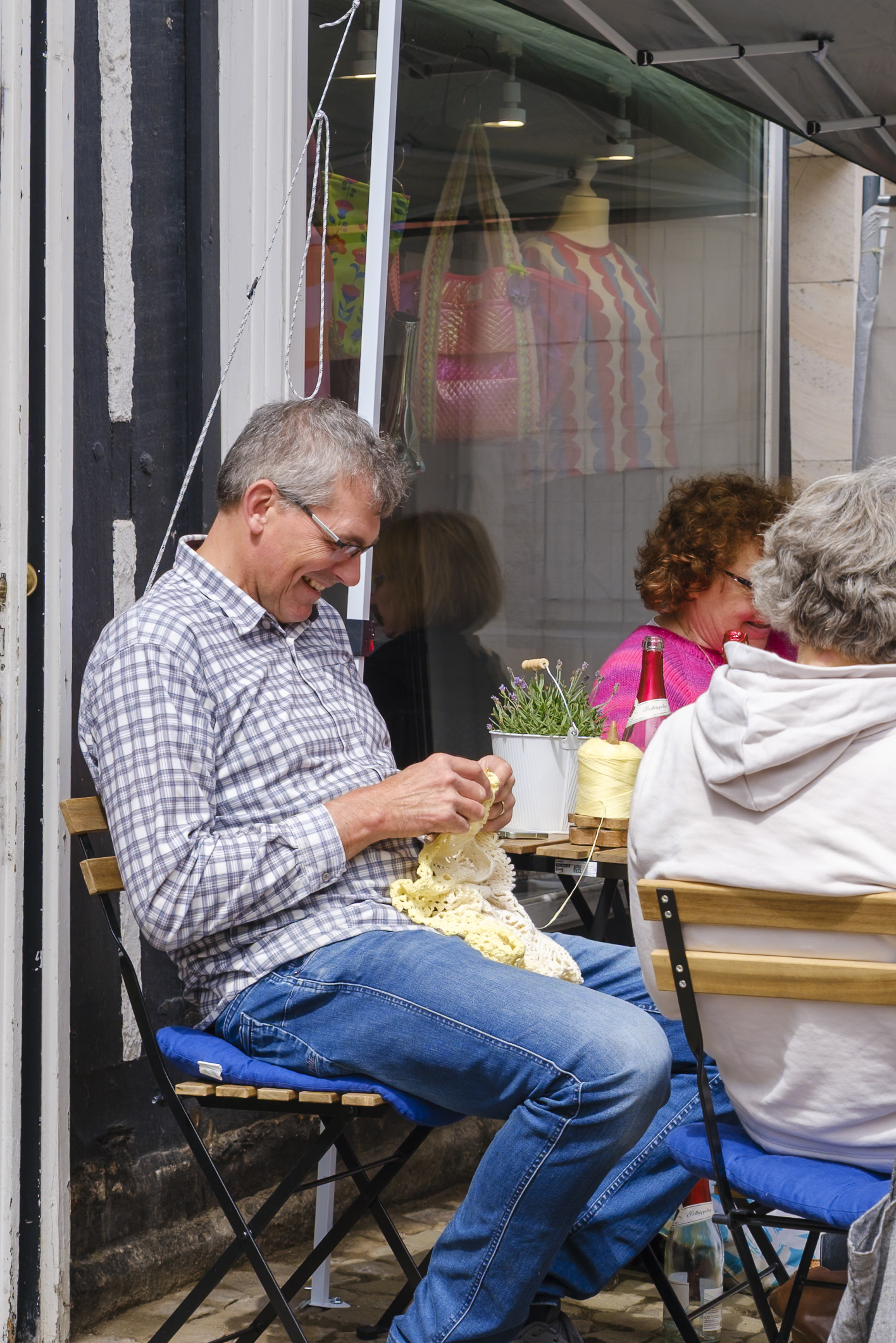 Häkler und Strickerinnen beim Maschenschnack